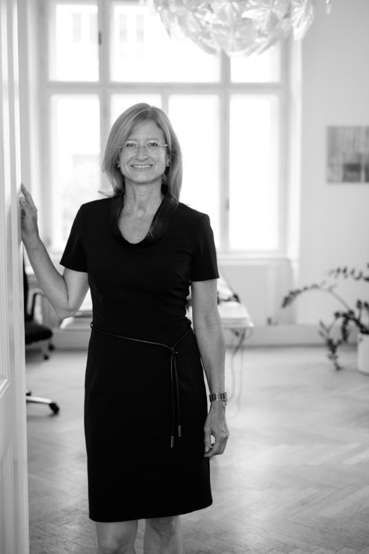 Mag. Eva Huber-Stockinger, MBA mit Beschriftung